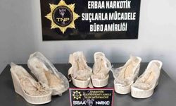 Yüksek ökçelerinden eroin çıktı