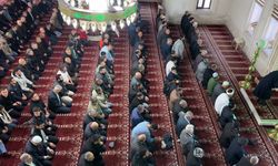 Yüksekova'da bayram namazında vatandaşlar camileri doldurdu