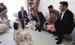 Ağrı Valisi Bozkurt, evde eğitim gören öğrencinin karne sevincine ortak oldu