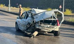 Ağrı'da freni tutmayan kamyonet kırmızı ışıkta duran otomobile çarptı: 2 yaralı