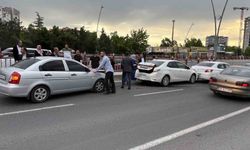 Alt geçit girişinde 4 otomobil çarpıştı: 2 yaralı