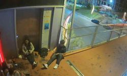 Asansörün önünü kapatıp çekirdek kabuklarını yere attılar