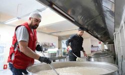 Aşure kazanları Türk Kızılay Elazığ Aşevi'nde kaynadı