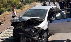 Ayvalık'ta trafik kazası: Araçta sıkışan sürücü kurtarıldı