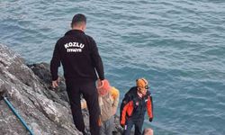 Balık tutmak isterken kayalıklardan düşen adamı ekipler ve balıkçı teknesi kurtardı