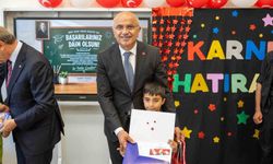 Başkan Er öğrencilerin karne heyecanına ortak oldu