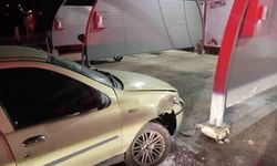 Bilecik'te otomobil sürücüsü akaryakıt istasyonunun yıkama alanına çarptı: 4 yaralı