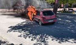 Burhaniye'de araç yangınını itfaiye söndürdü
