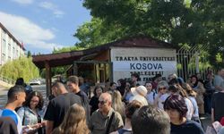 Edirne'de öğrenciler içeride, veliler dışarıda ter döktü