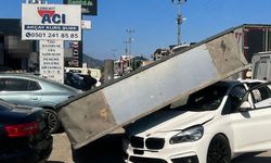 Edremit'te market tabelası devrildi, facianın eşiğinden dönüldü