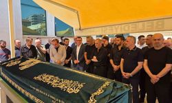 Fabrikada elektrik faciasında ölen işçi, mesai arkadaşlarının omzunda son yolculuğuna uğurlandı
