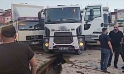 Facianın eşiğinden dönüldü: Freni boşalan kamyon 2 kamyona çarptı, parka metreler kala durdu