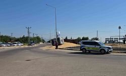 Gaziantep'te arpa yüklü tır kavşakta yan yattı: 1 yaralı