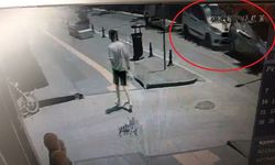Hafif ticari araçlar çarpıştı, kaza anı kameraya yansıdı