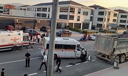 Kamyona arkadan çarpan servisin sürücüsü ağır yaralandı