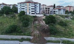Karabük'te heyelan tehlikesi: Toprak kütlesi yola indi