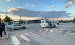 Karaman'da 2 kişinin yaralandığı kaza güvenlik kamerasına yansıdı