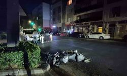 Kasisten çapraz geçmek isteyen otomobile motosiklet çarptı: 2 yaralı