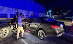 Lüks otomobil benzin istasyonundan çıkan tırın altına girdi: 1'i ağır 2 yaralı