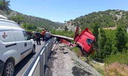 Malatya'da çekici bariyerlere çarparak askıda kaldı