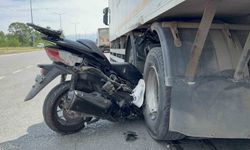 Motosiklet kamyonun tekerleri arasına ok gibi saplandı: Emekli komiser yardımcısı hayatını kaybetti