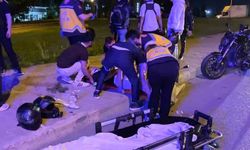 Motosiklet sürücüsü, emniyet şeridinde bekleyen motosikletlere çarptı: 3 yaralı