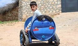 Oğlunun dışarı çıkamamasına üzülen baba, çözümü atık malzemelerle yaptığı paletli arabada buldu