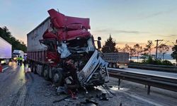 Önündeki kamyona çarptı, hurdaya dönen araçtan hafif sıyrıklarla kurtuldu