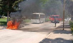 Park halinde yanan otomobil kullanılmaz hale geldi