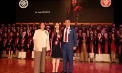 Profesör anne ve babanın gurur günü: Kızları da doktor oldu
