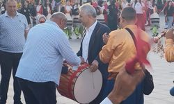 Türkiye Halk Oyunları Federasyonu Başkanı davul çalarak bahşiş topladı