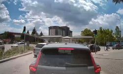Yeşil ışıkta ilerlemeyen sürücü trafiği kilitledi