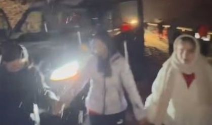 Yoğun kar yağışı trafiği felç etti: Vatandaşlar horonla ısındı