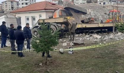 Freni patlayan tır kamu binasına daldı: 2 yaralı