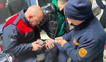 Parmağı makasa sıkışan genç kurtarıldı