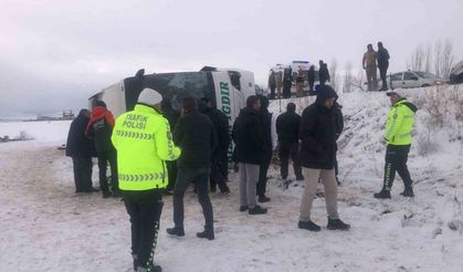 Yolcu otobüsü şarampole devrildi: 23 yaralı