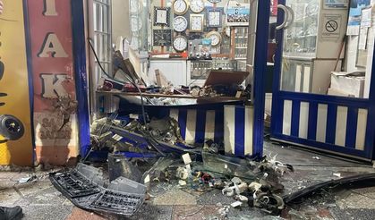 Kamyonet kontrolden çıkıp iş yerine girdi