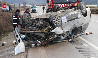 Kontrolden çıkan araç refüje çarparak devrildi: 4 yaralı