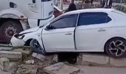 Refüje çarpan araç karşı şeride geçti: 2 yaralı