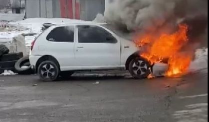 Alev alan otomobil kullanılamaz hale geldi