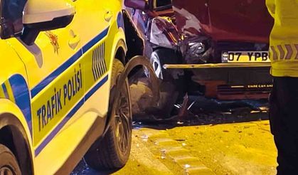 Alkol denetiminde sürücü polis otosuna çarptı
