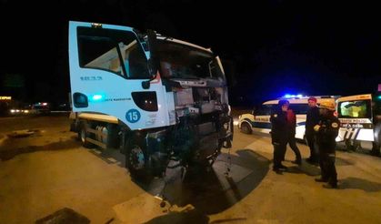 Çöp kamyonu yolcu otobüsüne arkadan çarptı: 2 yaralı