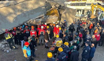 Göçük altında kalan iş makinesi operatörü hayatını kaybetti