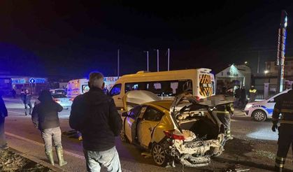 İki aracın çarpıştığı kazada 5 kişi yaralandı