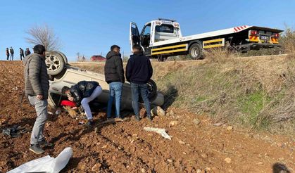 Tarlaya uçan araçta 2 kişi yaralandı