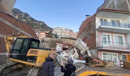 Üç katlı bina çöktü, çevrede korku dolu anlar yaşandı