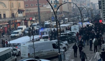 Yüksekova’da bıçaklı kavga çıktı, 3 kişi yaralı