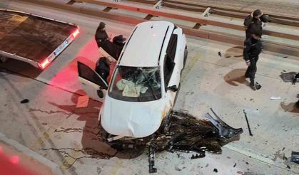 Alkollü sürücünün otomobili alt geçide düştü