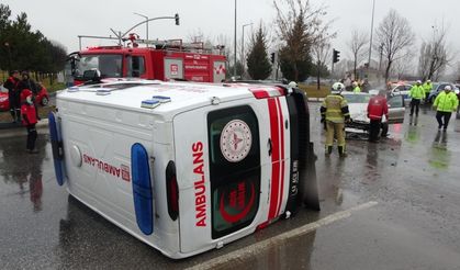 Ambulansla otomobilin çarpıştığı kazada 1 kişi yaralandı