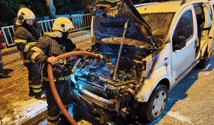 Park halindeki hafif ticari araç alev aldı